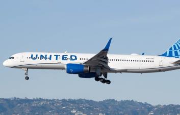 Avión de United Airlines realiza aterrizaje no programado tras pelea de pasajero con una azafata