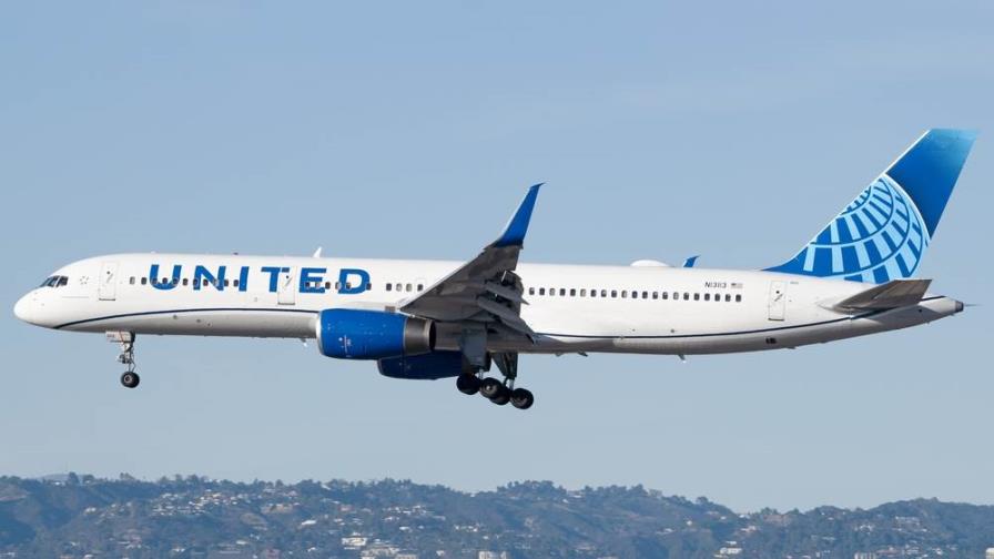 Avión de United Airlines realiza aterrizaje no programado tras pelea de pasajero con una azafata