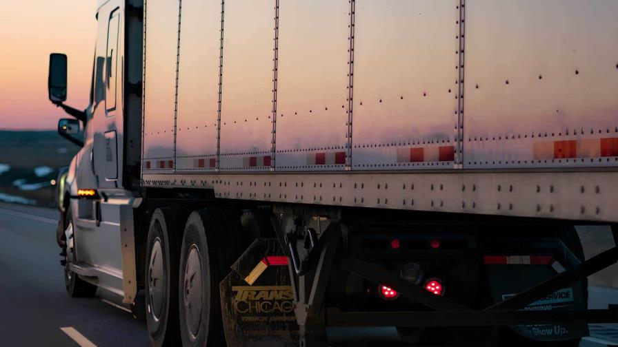 Camionero de EE.UU., considerado héroe al rescatar bebé de un año abandonado en carretera