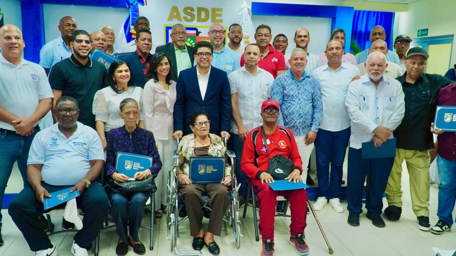 Alcalde Dío Astacio reconoce a dirigentes deportivos de Santo Domingo Este