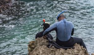 Un equipo de buzos continúa la búsqueda de Juan José Valerio en el mar Caribe