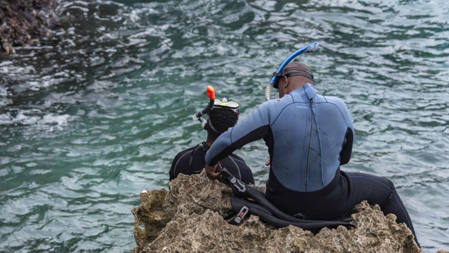 Un equipo de buzos continúa la búsqueda de Juan José Valerio en el mar Caribe