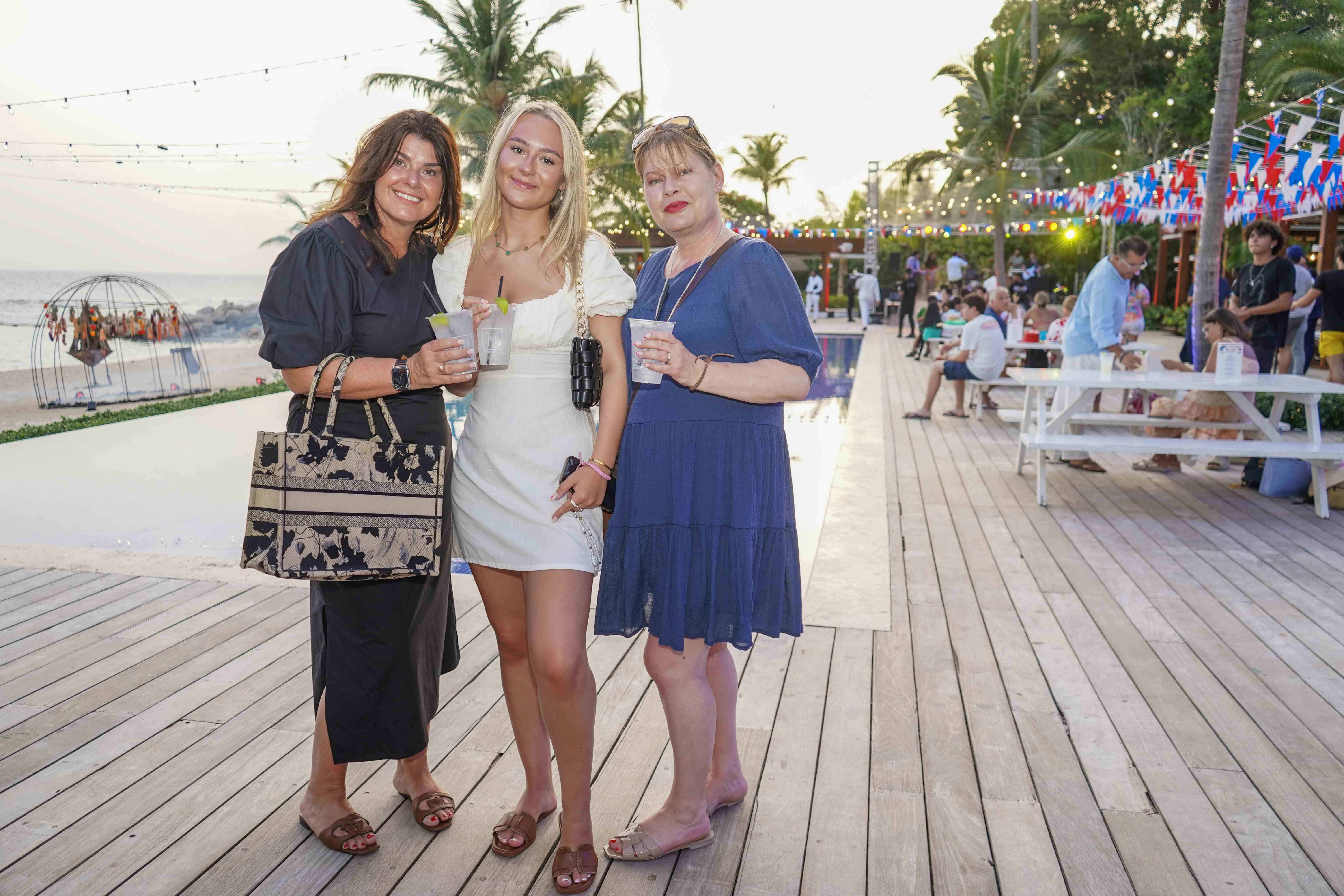 Donna Morgan, Martha Collins y Paulette Deery.