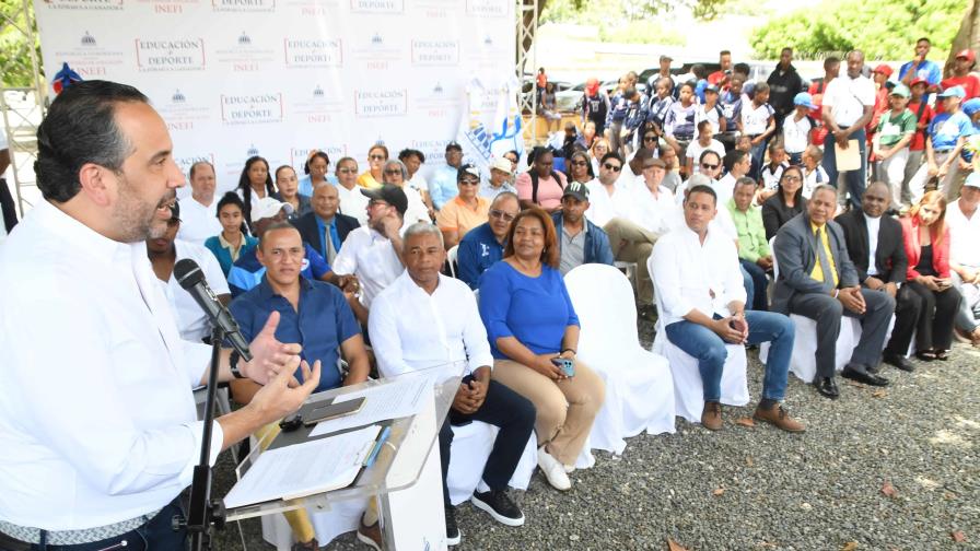 INEFI entrega remozado estadio de béisbol a la Escuela Primaria Francisco Del Rosario Sánchez