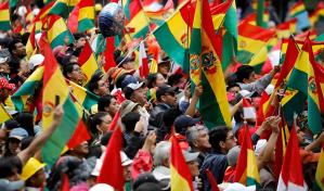 Sectores sociales afines al presidente Luis Arce marchan contra los golpistas en Bolivia