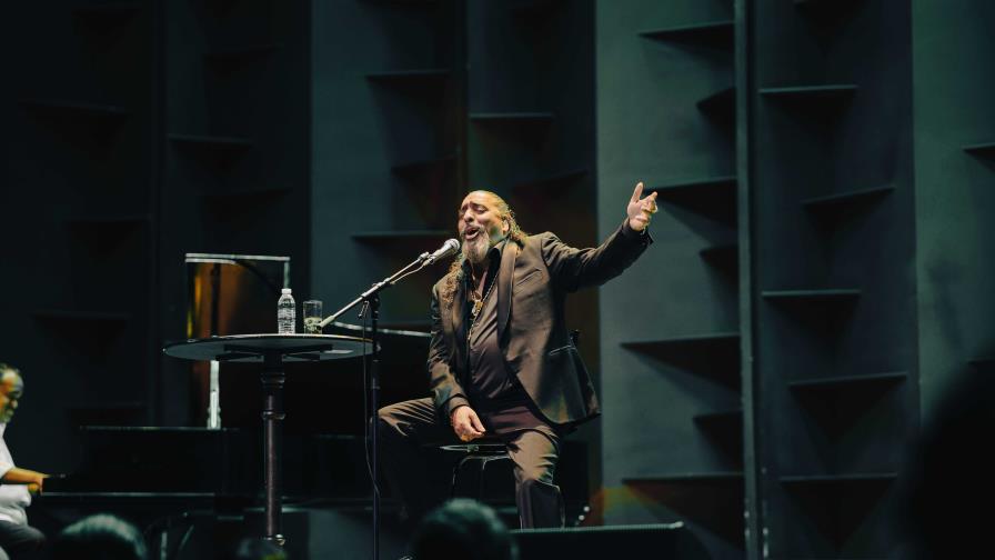 El Cigala y el arte flamenco inundan el Teatro Nacional con boleros clásicos