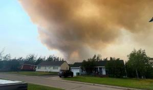 Evacuan a más de 9,000 personas en el noreste de Canadá por incendio forestal