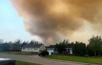 Evacuan a más de 9,000 personas en el noreste de Canadá por incendio forestal