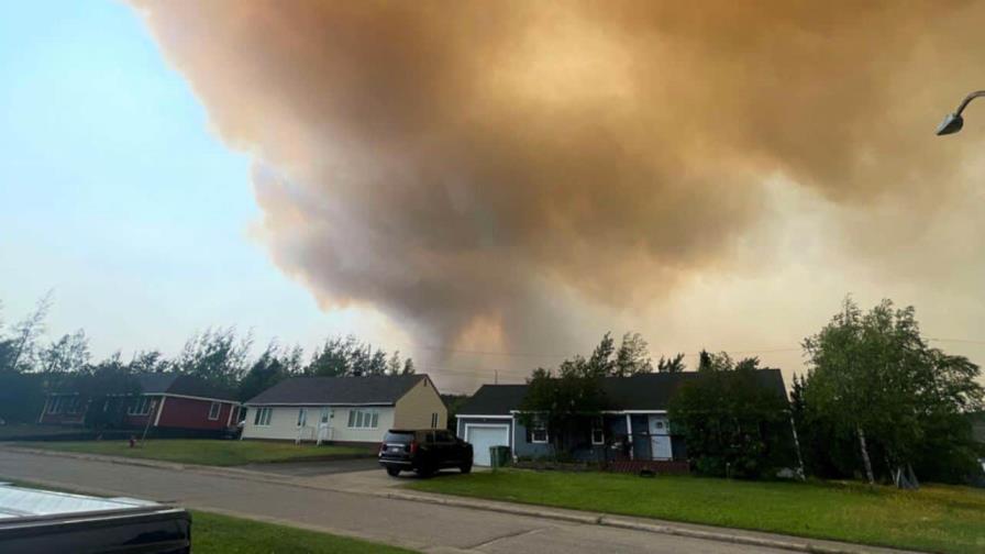 Evacuan a más de 9,000 personas en el noreste de Canadá por incendio forestal