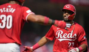 Novato Hinds aporta otros 2 largos jonrones a victoria de Rojos sobre Marlins por 10-6
