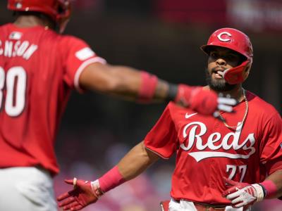 Novato Hinds aporta otros 2 largos jonrones, Rojos vencen a Marlins