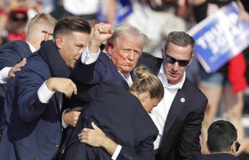Trump dice que no tiene miedo tras sobrevivir a un intento de magnicidio