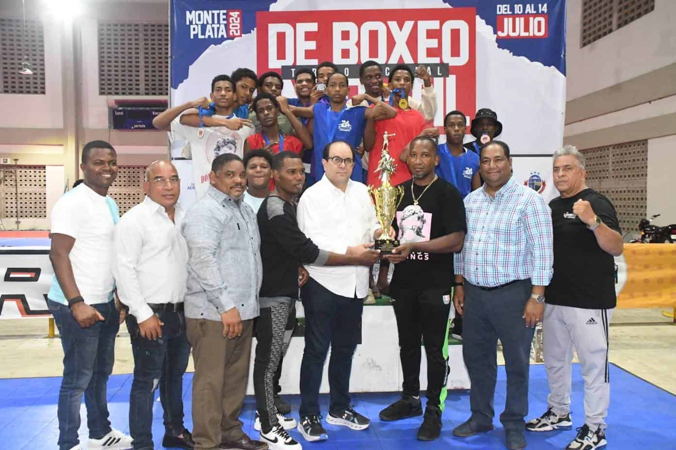 Franklin De la Mota, acompañado por el alcalde  Marcos Tavárez, entrega la copa de campeón a la representación de la provincia de Santo Domingo.<br>