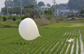 La hermana del líder norcoreano insinúa que podrían enviarse más globos con basura a Corea del Sur