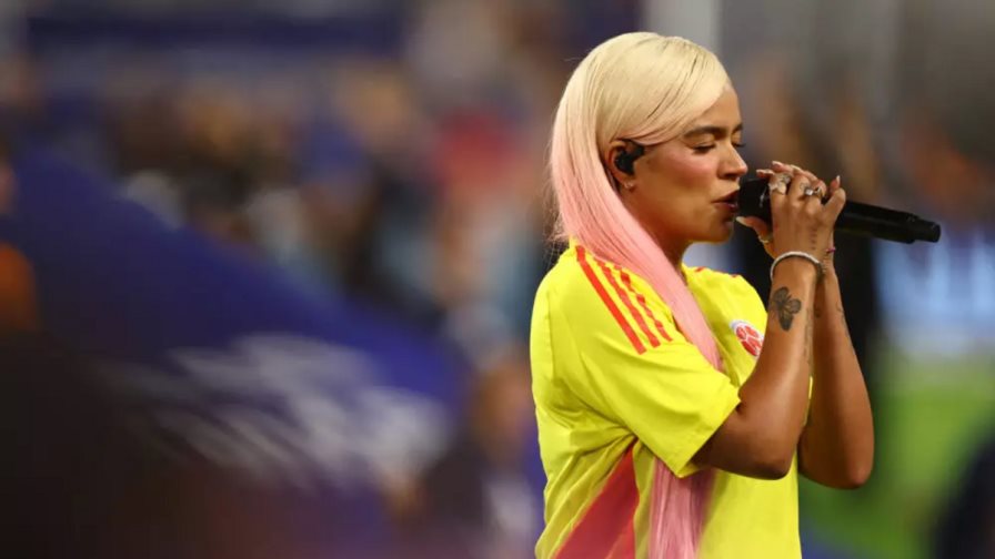 Karol G canta el himno de Colombia en la final de la Copa América