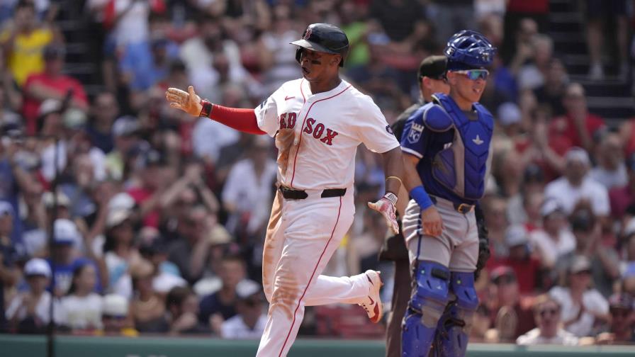 Largo cuadrangular de Devers rompe una silla del jardín derecho; Medias Rojas superan a Reales, 5-4