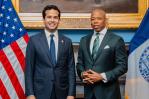 Omar Fernández y alcalde Eric Adams discuten iniciativas para mejorar condición de dominicanos en NY