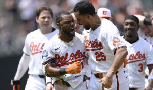 Orioles ganan 6-5 y mantienen primer lugar gracias a errores de Yankees