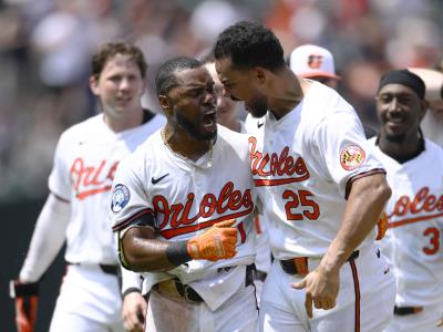 Orioles ganan y mantienen primer lugar gracias a errores de Yankees