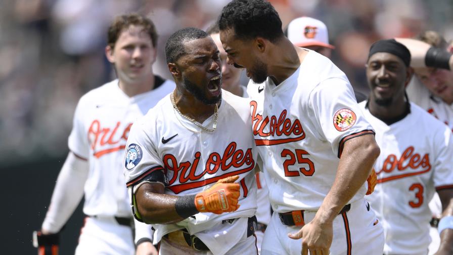 Orioles ganan 6-5 y mantienen primer lugar gracias a errores de Yankees