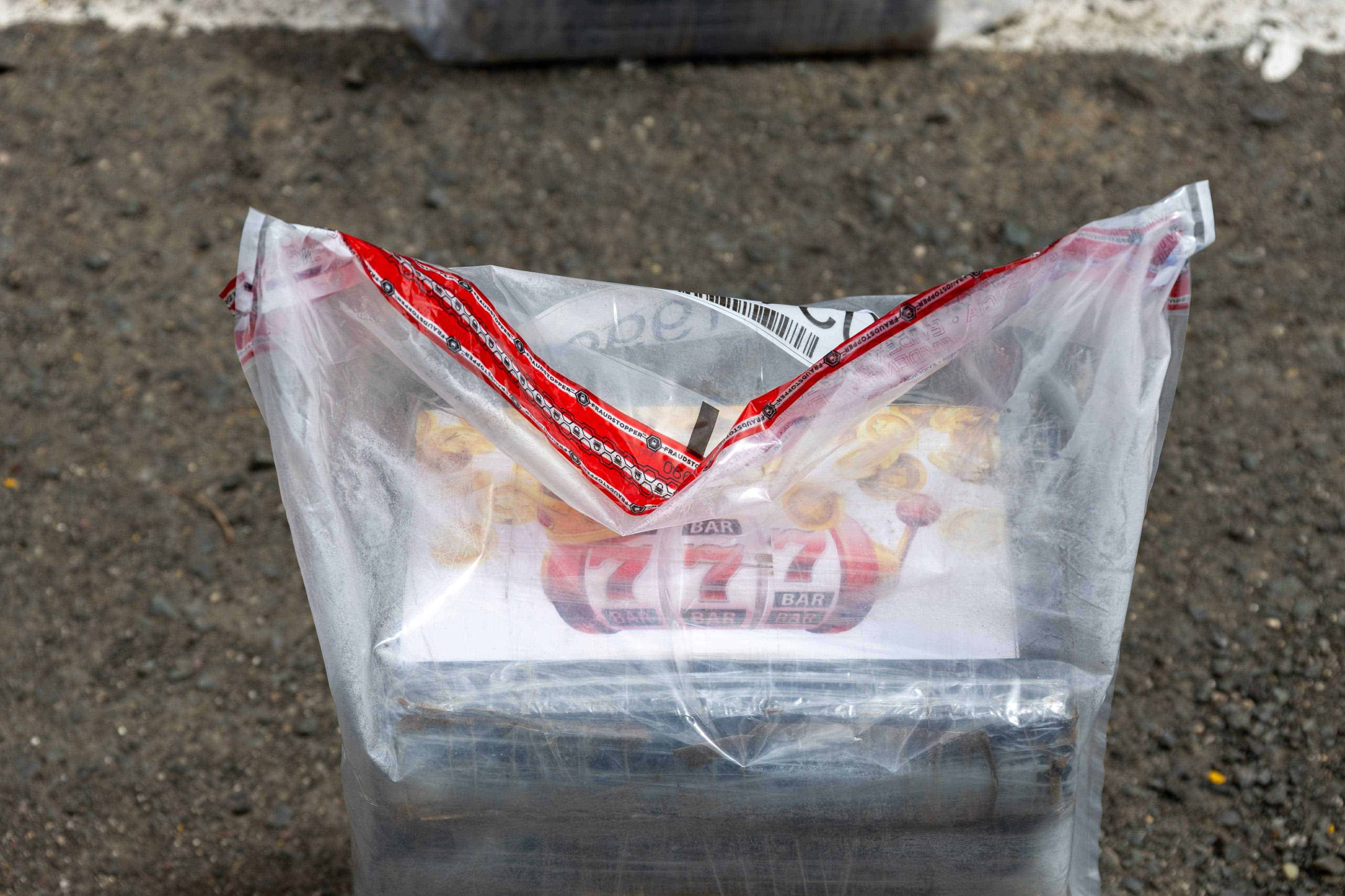 Una de las bolsas contentivas de la supuesta droga que incautó la DNCD en el Puerto Multimodal Caucedo.