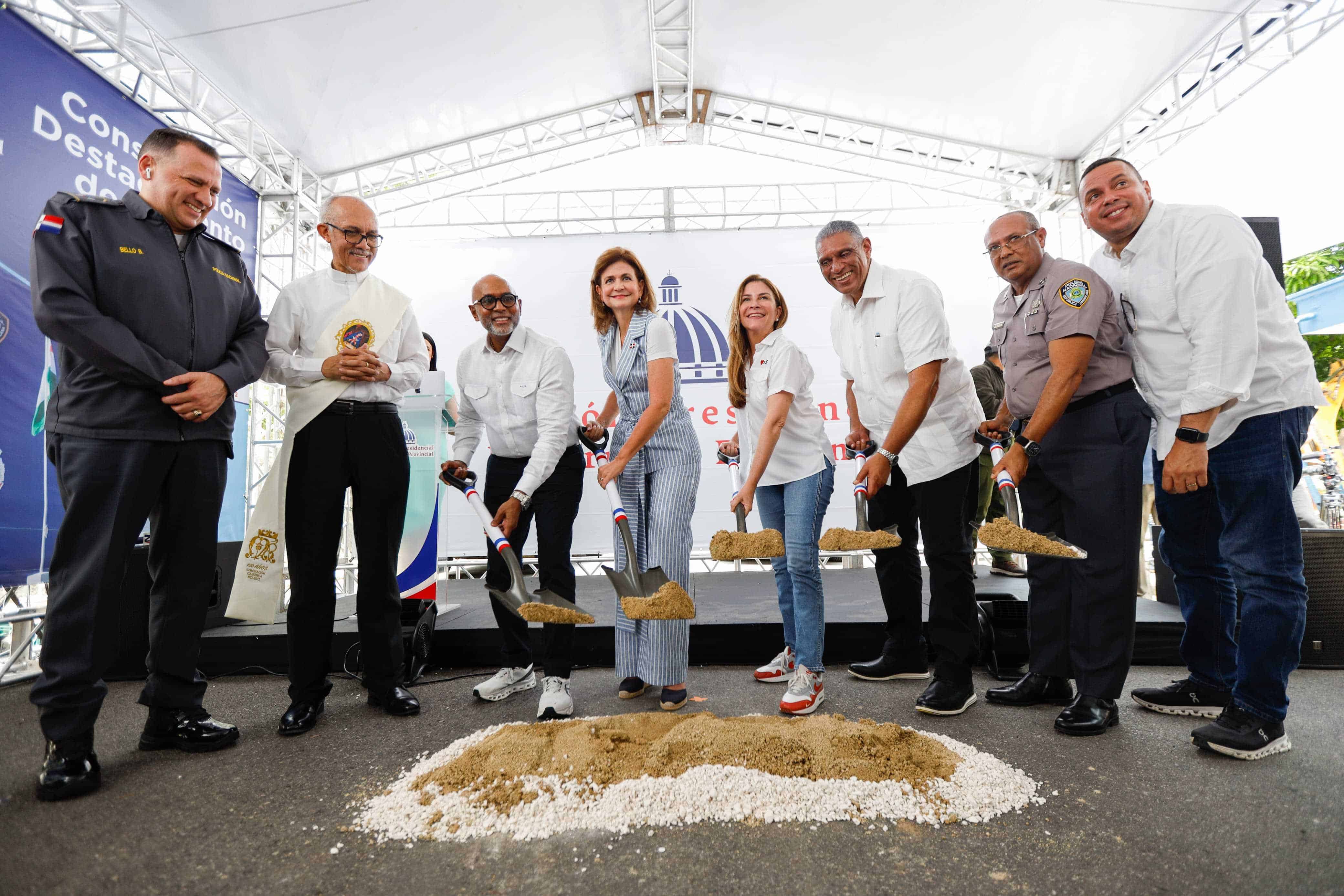 Primer picazo para la construcción del centro policial regional en el Distrito Nacional en Los Jardines. 