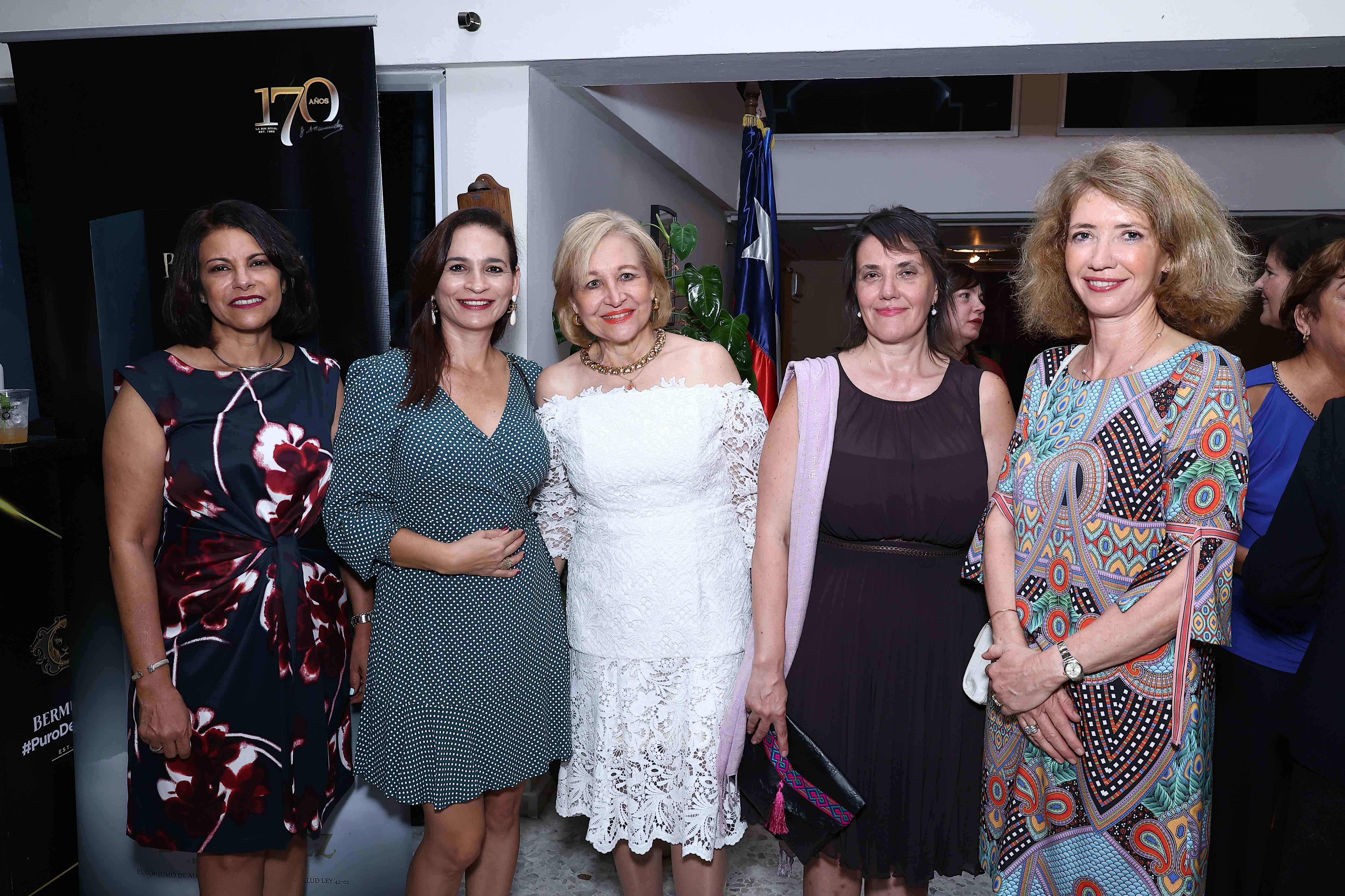 Ana Melba Rosario, Amelia Ortiz, Matilde de Farach, Emriye Ormanci y Katja Afheldt.