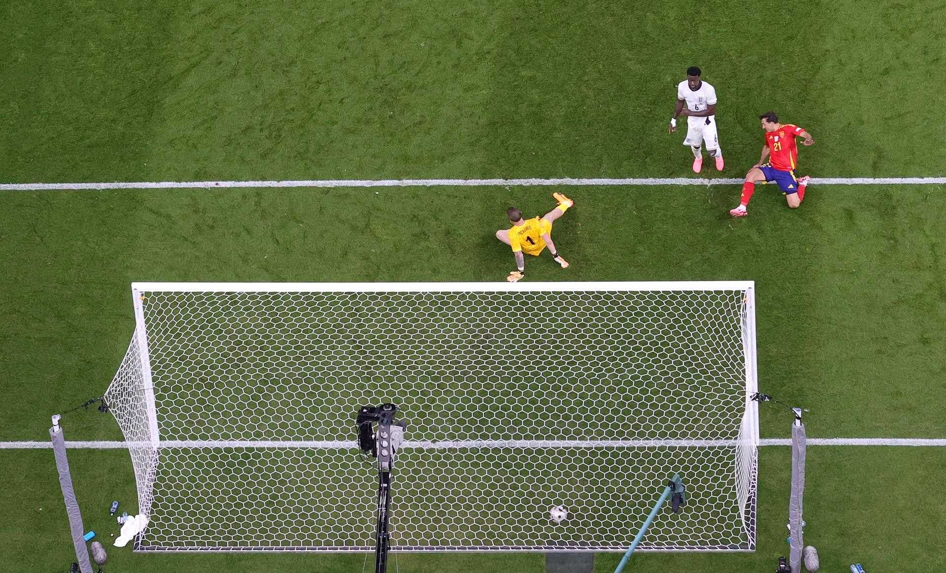 Mikel Oyarzabal macando el gol que le dio la eurocopa a España.