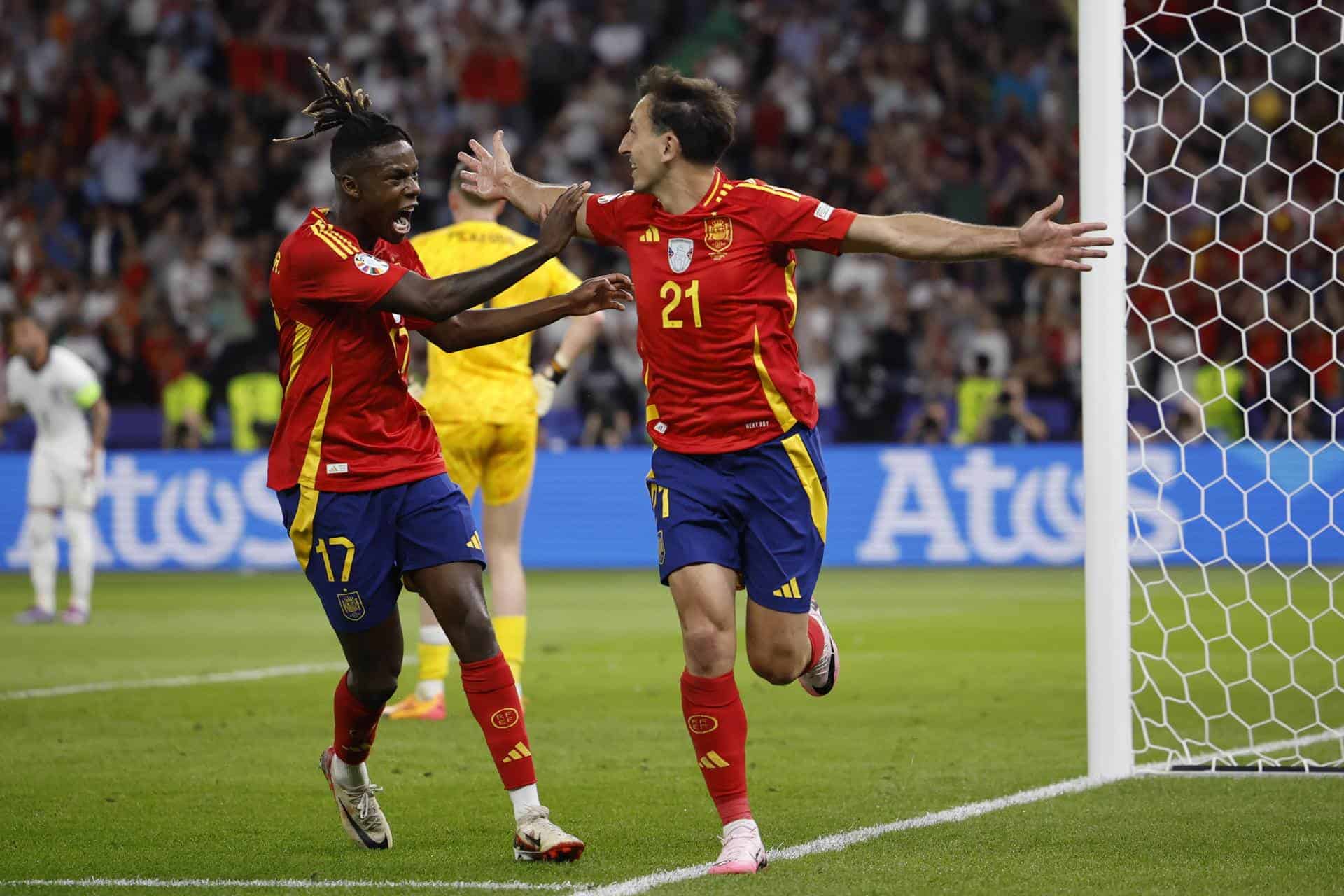 Mikel Oyarzabal y Nico Williams celebran el gol de la victoria. 