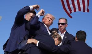 En medio del caos, Trump levantó el puño y proyectó una imagen característica de desafío