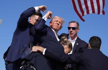 En medio del caos, Trump levantó el puño y proyectó una imagen característica de desafío
