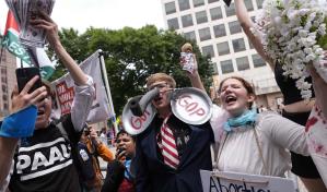 Cientos de activistas protestan en parque de Milwaukee frente a Convención Nacional Republicana