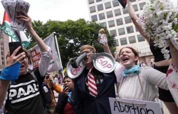 Cientos de activistas protestan en parque de Milwaukee frente a Convención Nacional Republicana