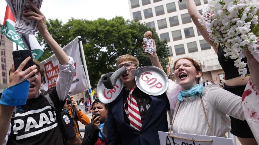 Cientos de activistas protestan en parque de Milwaukee frente a Convención Nacional Republicana