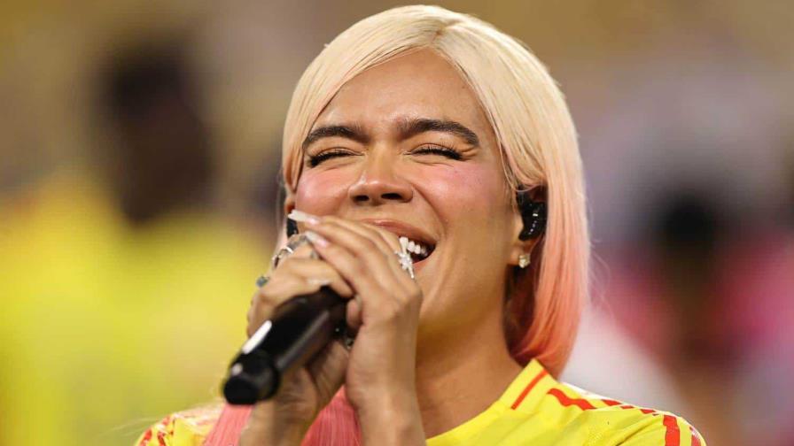 Karol G, entre críticas por su interpretación del himno de Colombia y los besos que se dio con Feid