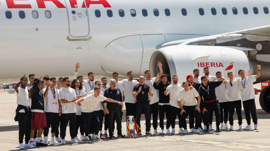 La selección española aterriza en Madrid con el trofeo de campeona de la Eurocopa