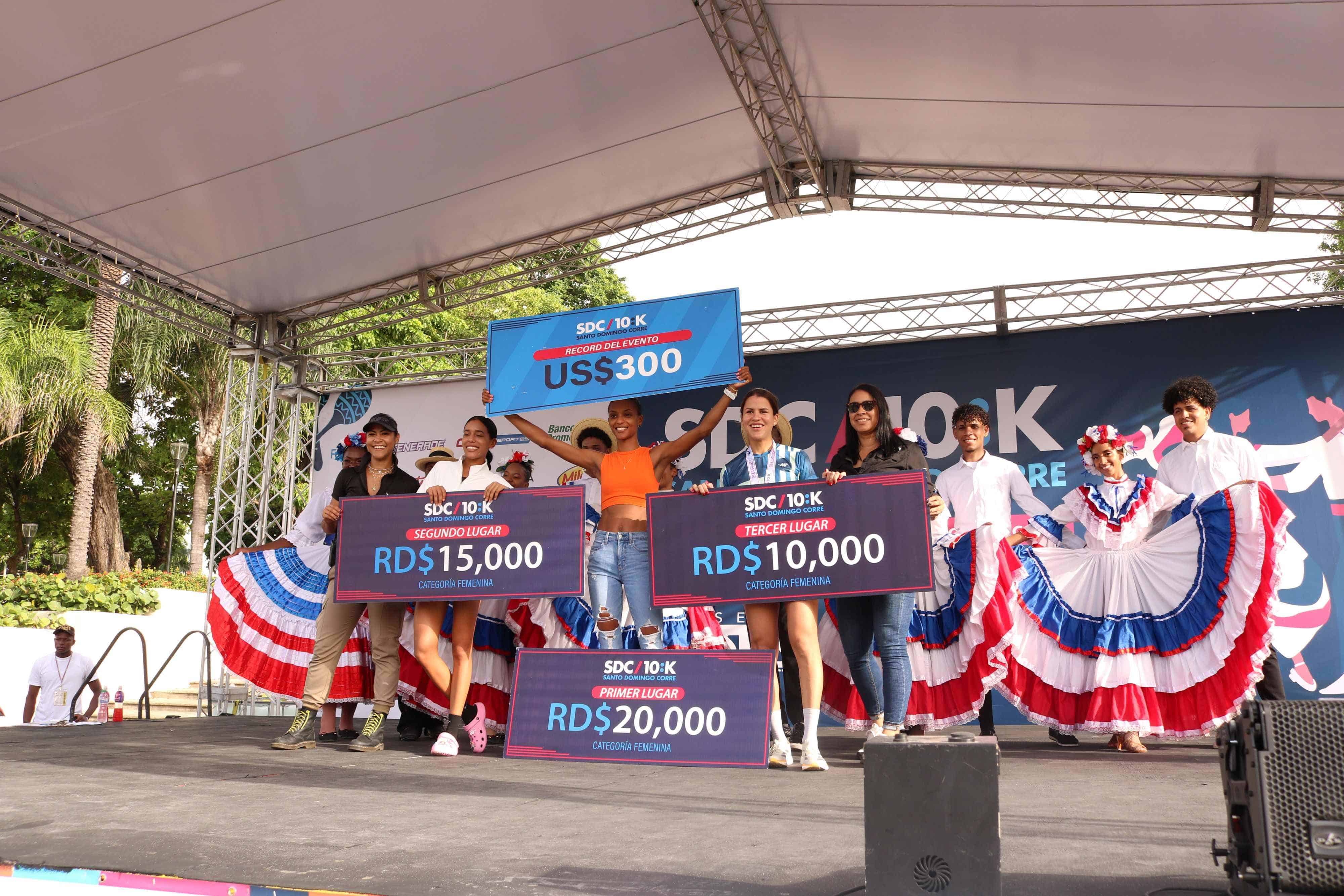 Ganadoras de la categoría Overall femenina Soranyi Rodríguez, Viageisy Jimenez y Natasha Méndez.