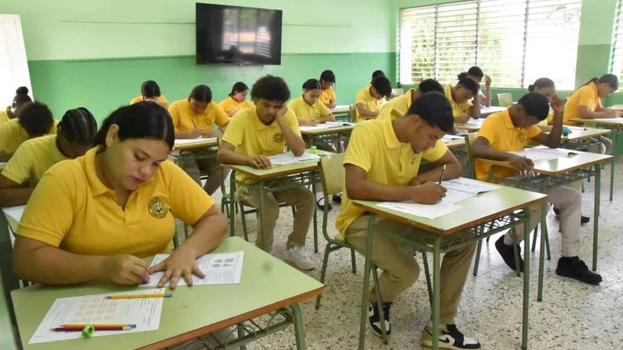 El 74 % de los estudiantes aprobó primera convocatoria de Pruebas Nacionales, según Educación