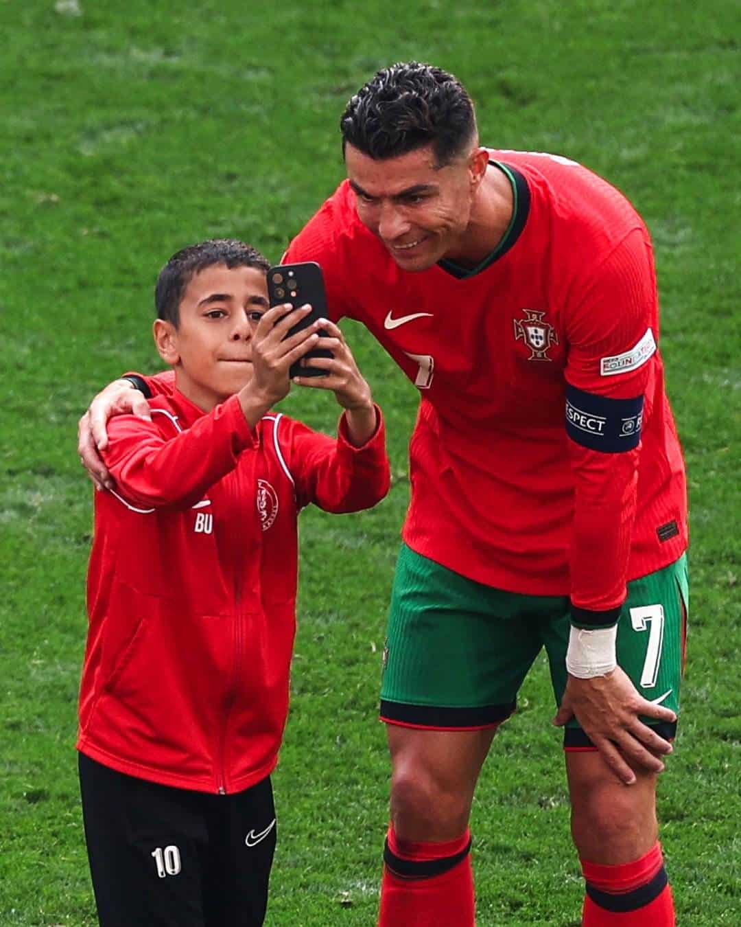 Momento del selfie de Cristiano Ronaldo con el aficionado. 