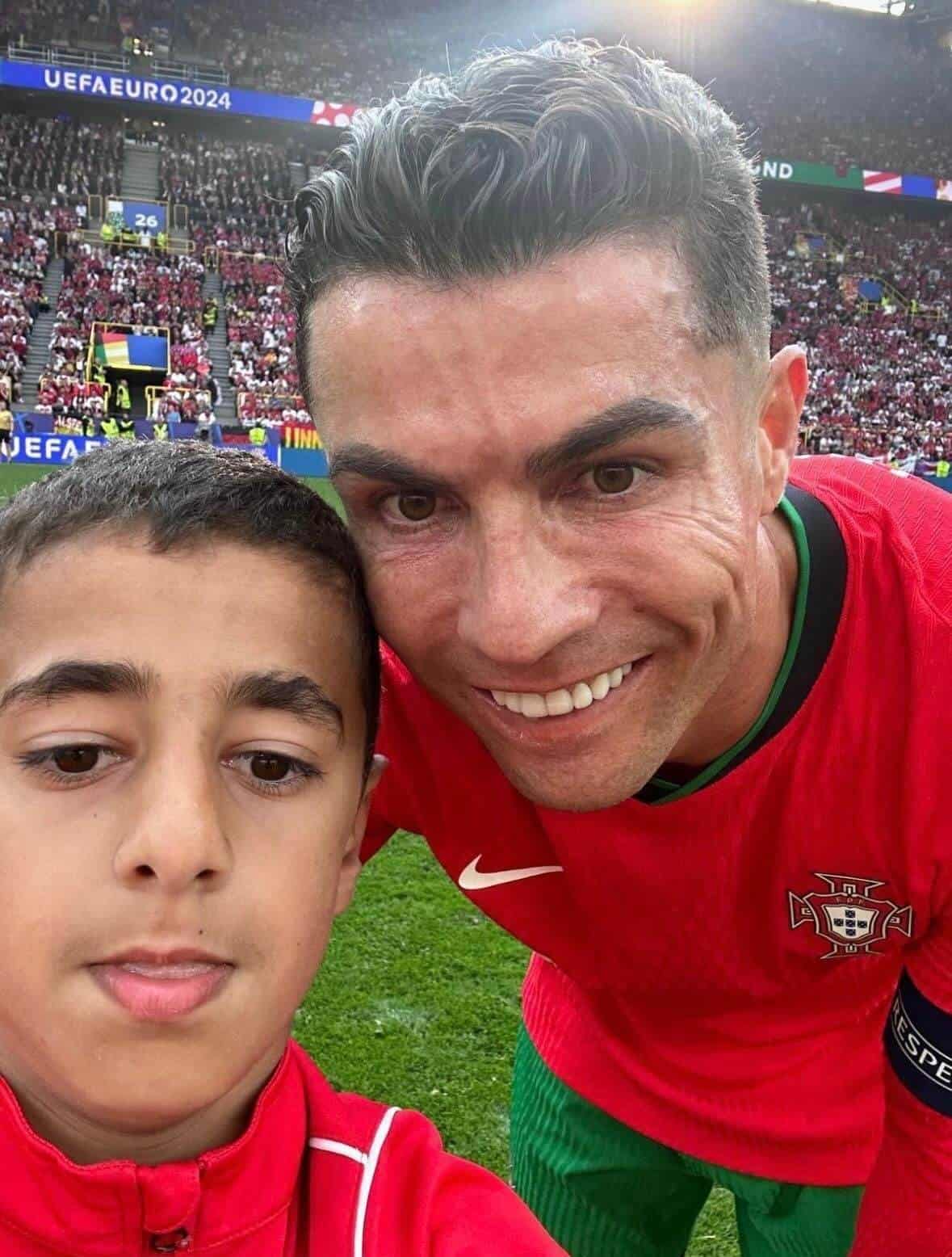 Momento del selfie de Cristiano Ronaldo con el aficionado. 