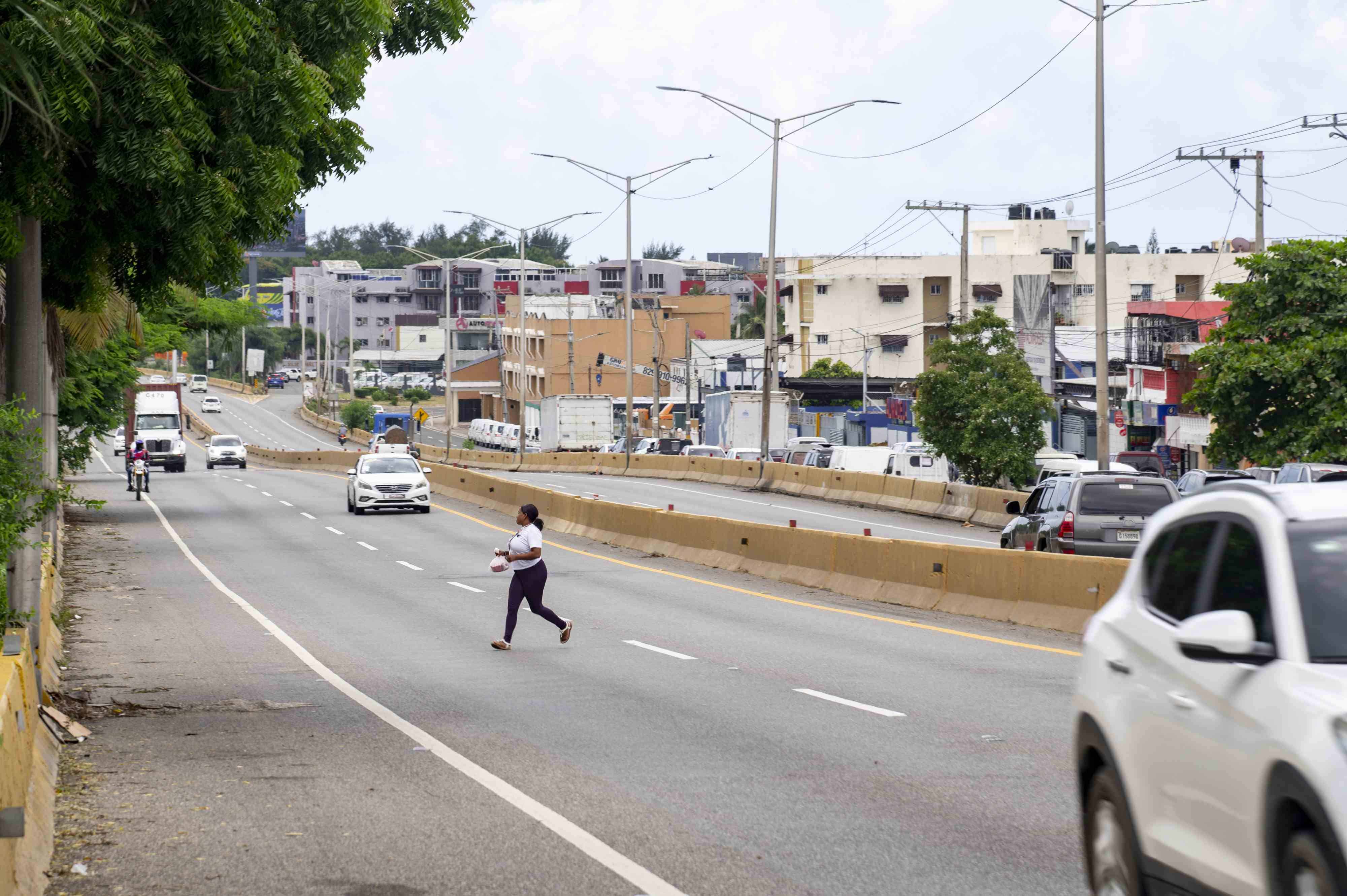 Los vecinos reclaman un puene peatonal .