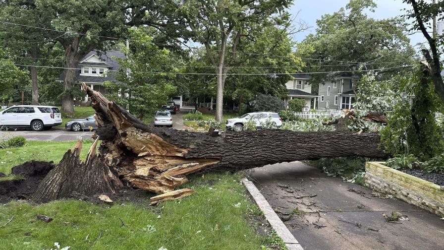 Tormentas con probables tornados azotan el área de Chicago, provocan un muerto y cortes de energía