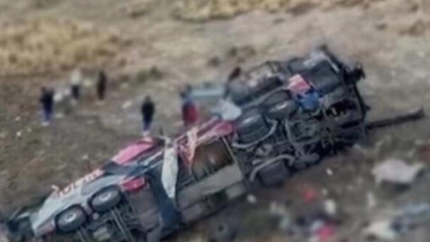 La caída de un autobús a un abismo deja 21 muertos en el sur de Perú