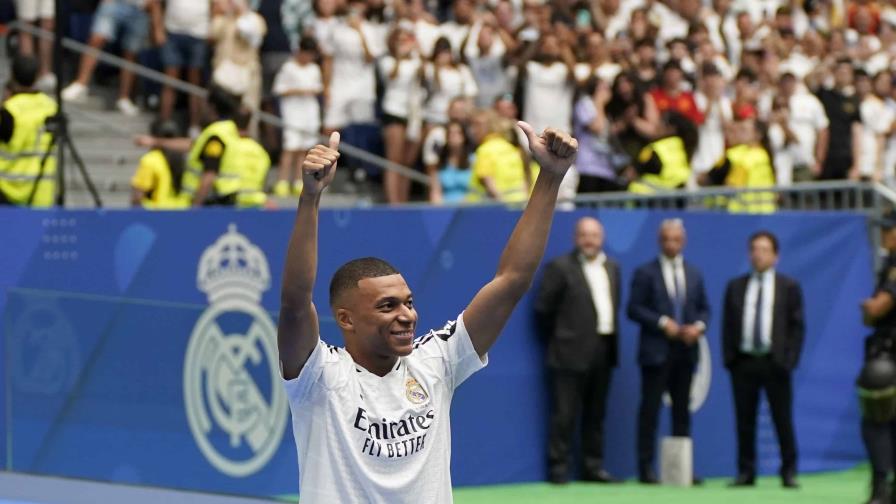 En un día increíble, Mbappé se presenta como jugador del Madrid ante un Bernabeu atestado