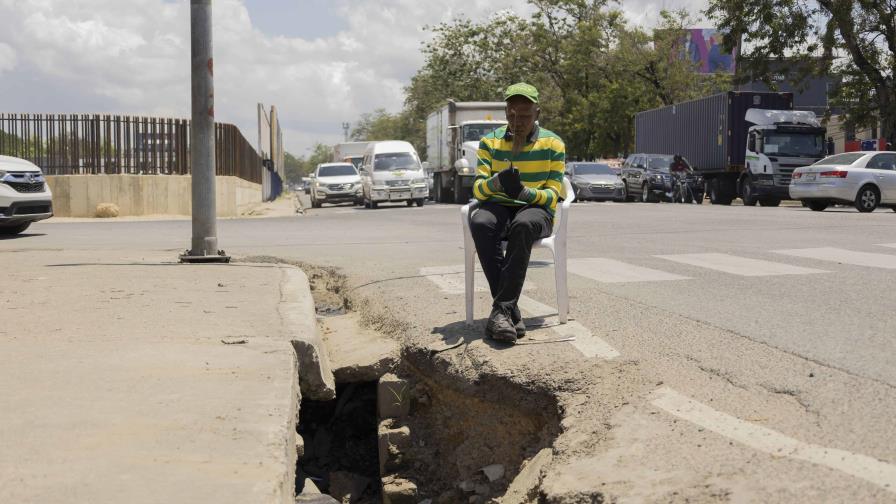 Alerta motoristas y conductores por la avenida Luperón