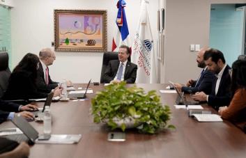 El ministro Bisonó recibe a la misión del FMI en su visita anual