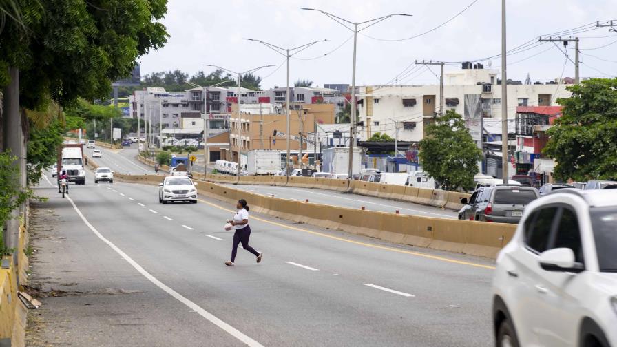 Con la vida en un hilo al cruzar Las Américas por falta de peatonal próximo a Los Tres Ojos