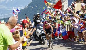El ecuatoriano Carapaz gana en solitario la etapa 17 del Tour de Francia