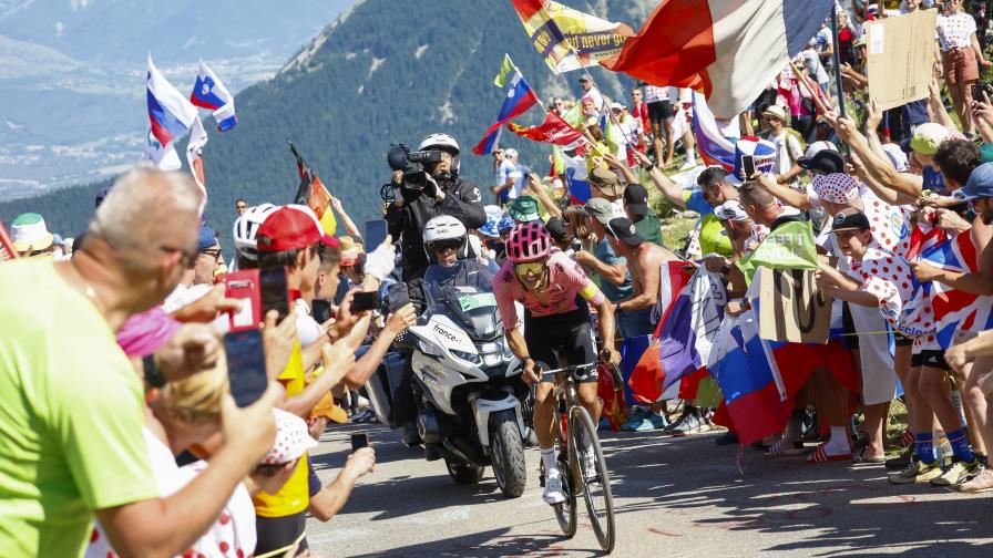 El ecuatoriano Carapaz gana en solitario la etapa 17 del Tour de Francia