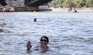 Alcaldesa de París se zambulle en el Sena para mostrar mejoría en su limpieza antes de los Juegos